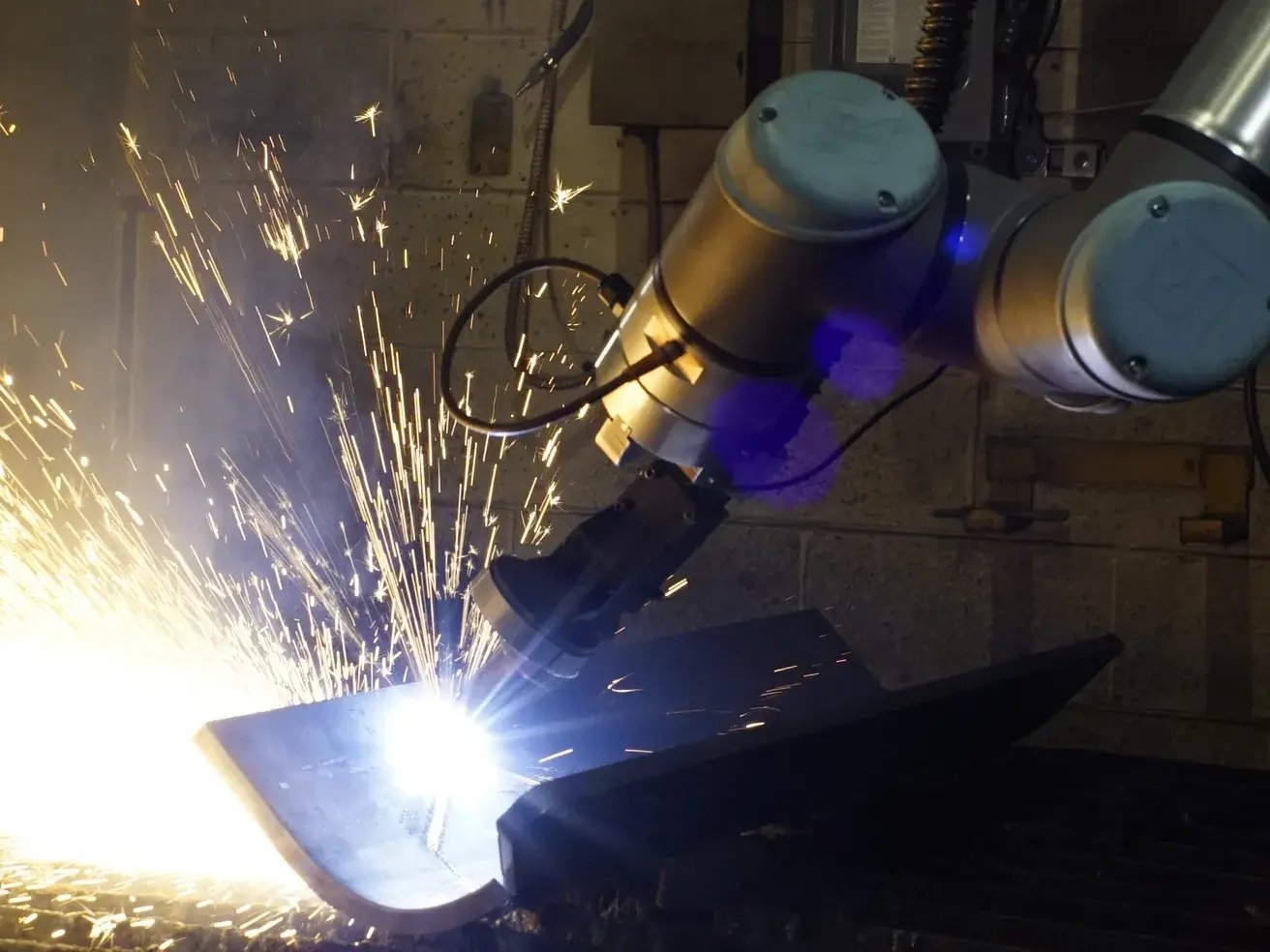 Plasma cutting and MIG welding robot